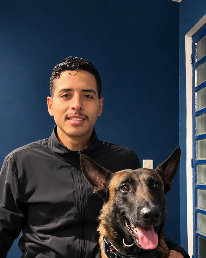 Leonardo Sena com cão pastor