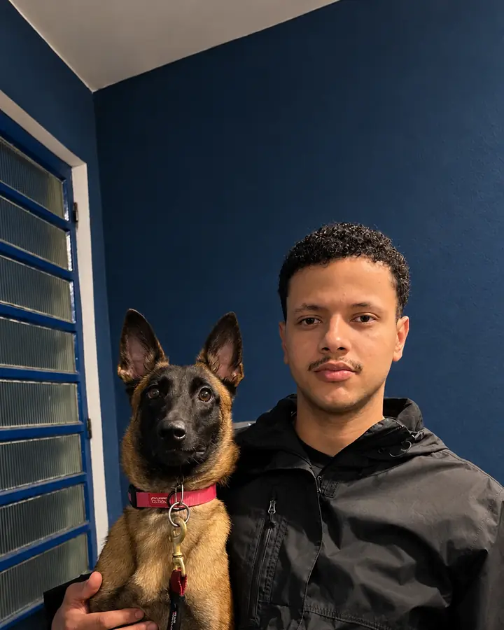 Wilian Cruz com cão pastor em treinamento